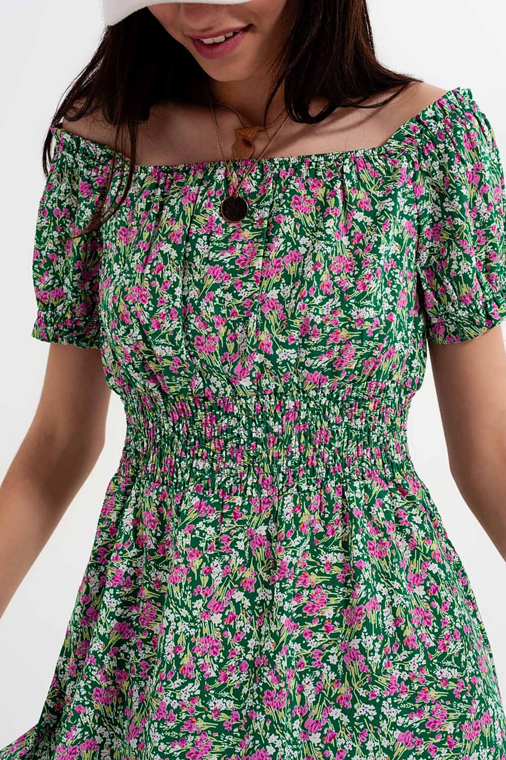 Mini vestido com detalhe plissado em estampado floral verde