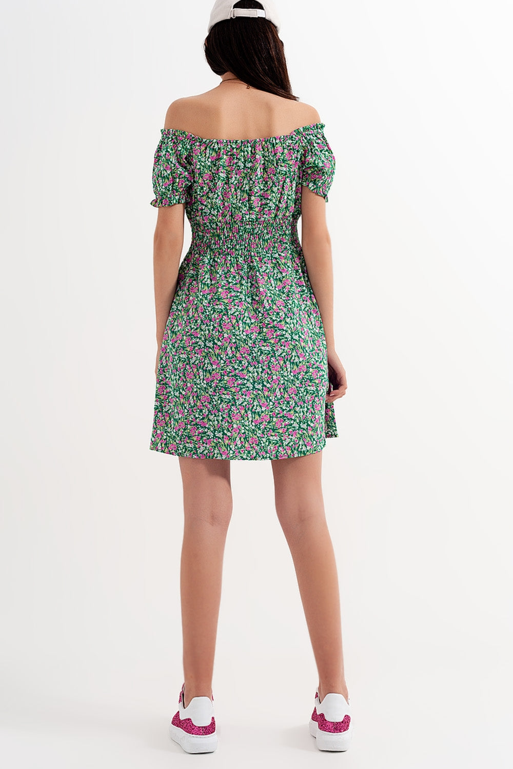 Mini vestido com detalhe plissado em estampado floral verde
