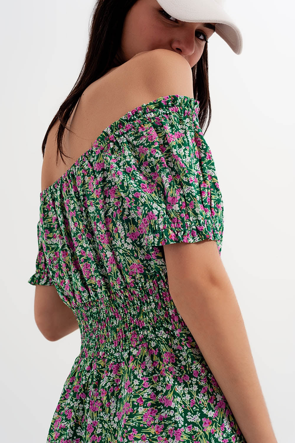 Mini vestido com detalhe plissado em estampado floral verde