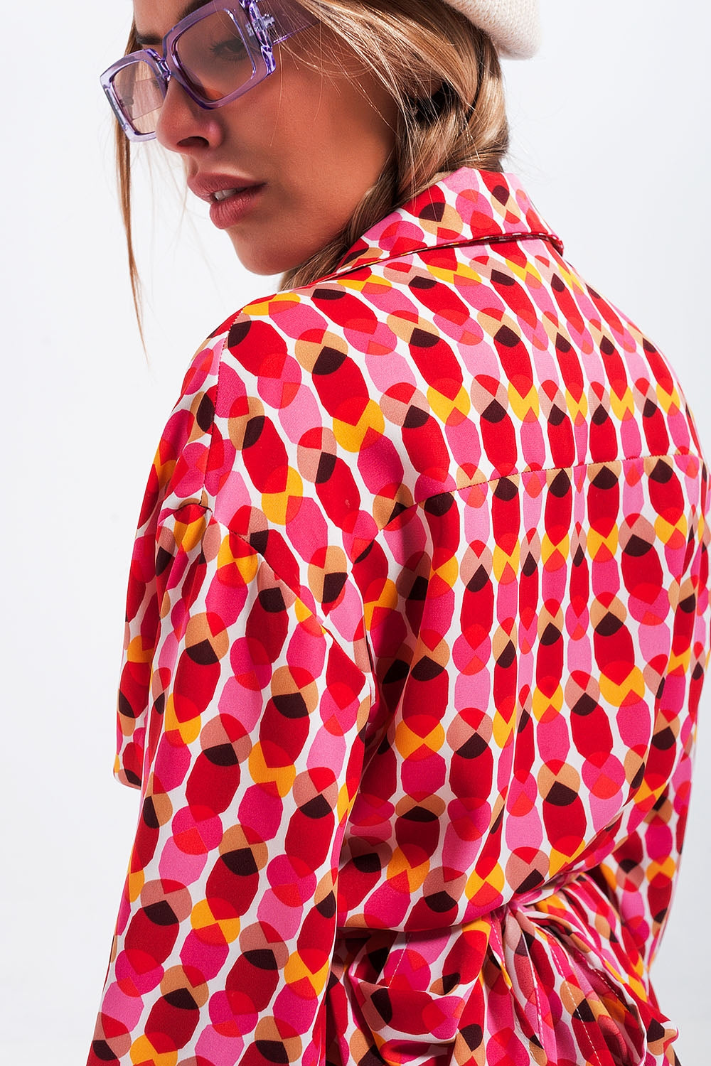 Mini vestido com laço na cintura e botões na frente vermelho