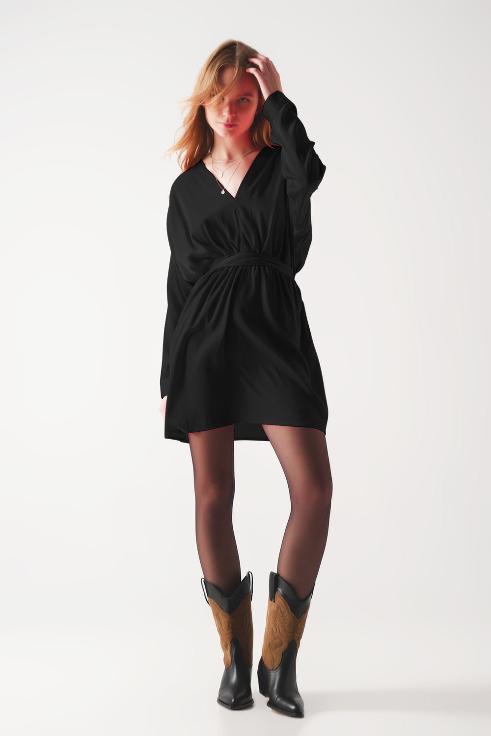 Q2 Mini vestido de cetim em preto