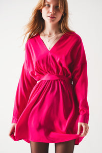 Mini vestido de cetim em vermelho