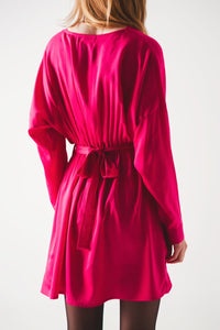 Mini vestido de cetim em vermelho