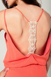 Mini vestido de laranja com detalhe chrosé de volta