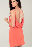 Mini vestido de laranja com detalhe chrosé de volta