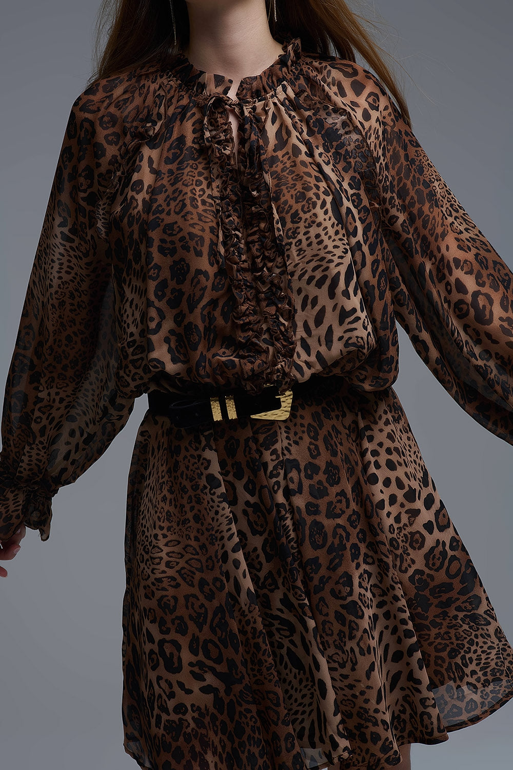 Mini vestido em chiffon com estampado de leopardo e pormenores de folhos