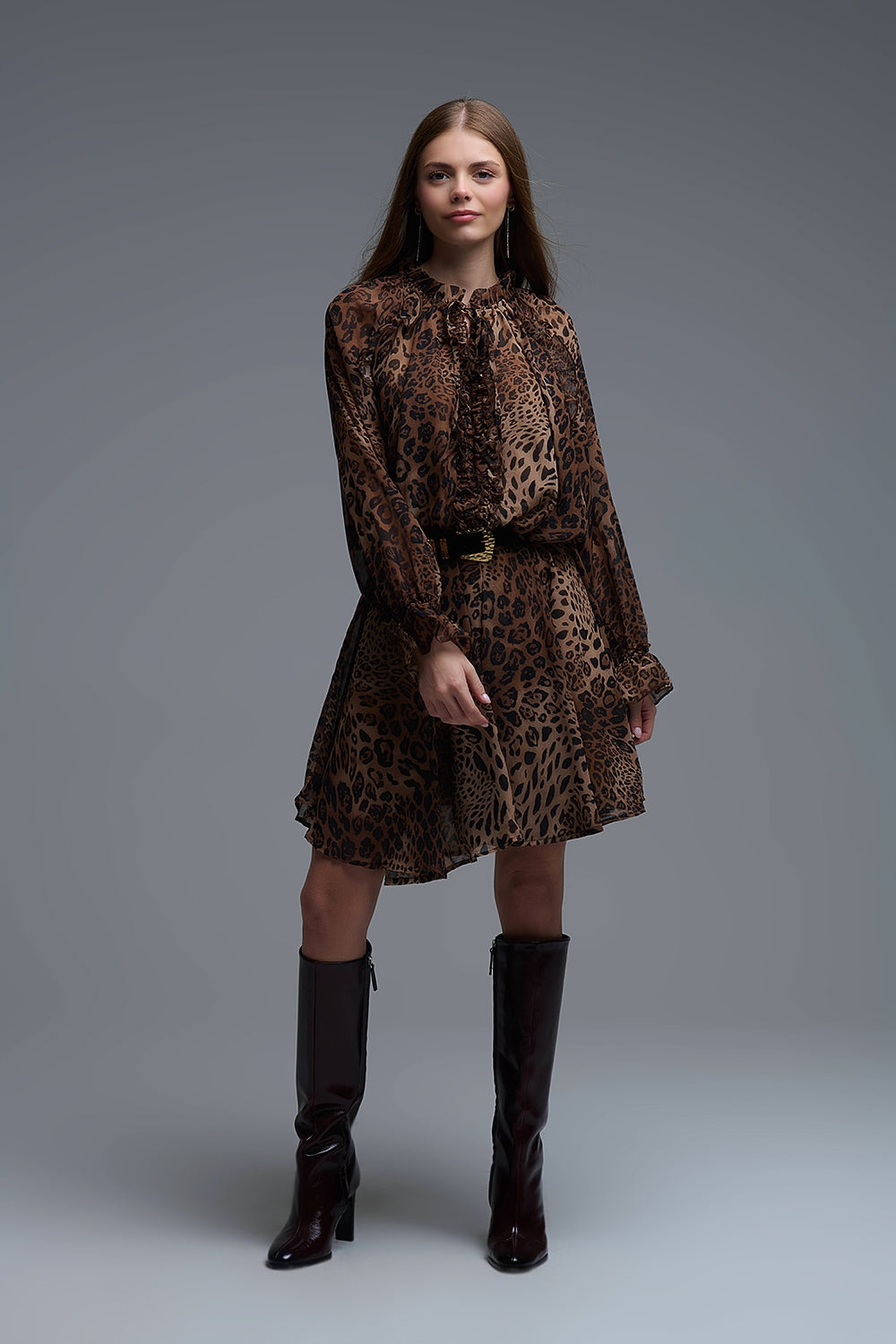 Mini vestido em chiffon com estampado de leopardo e pormenores de folhos