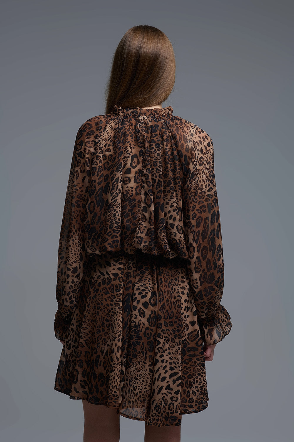 Mini vestido em chiffon com estampado de leopardo e pormenores de folhos