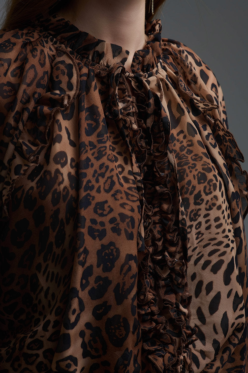 Mini vestido em chiffon com estampado de leopardo e pormenores de folhos