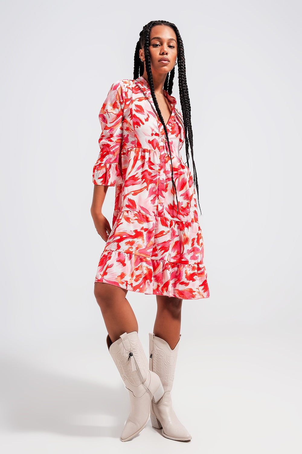 Mini vestido escalonado em fúcsia