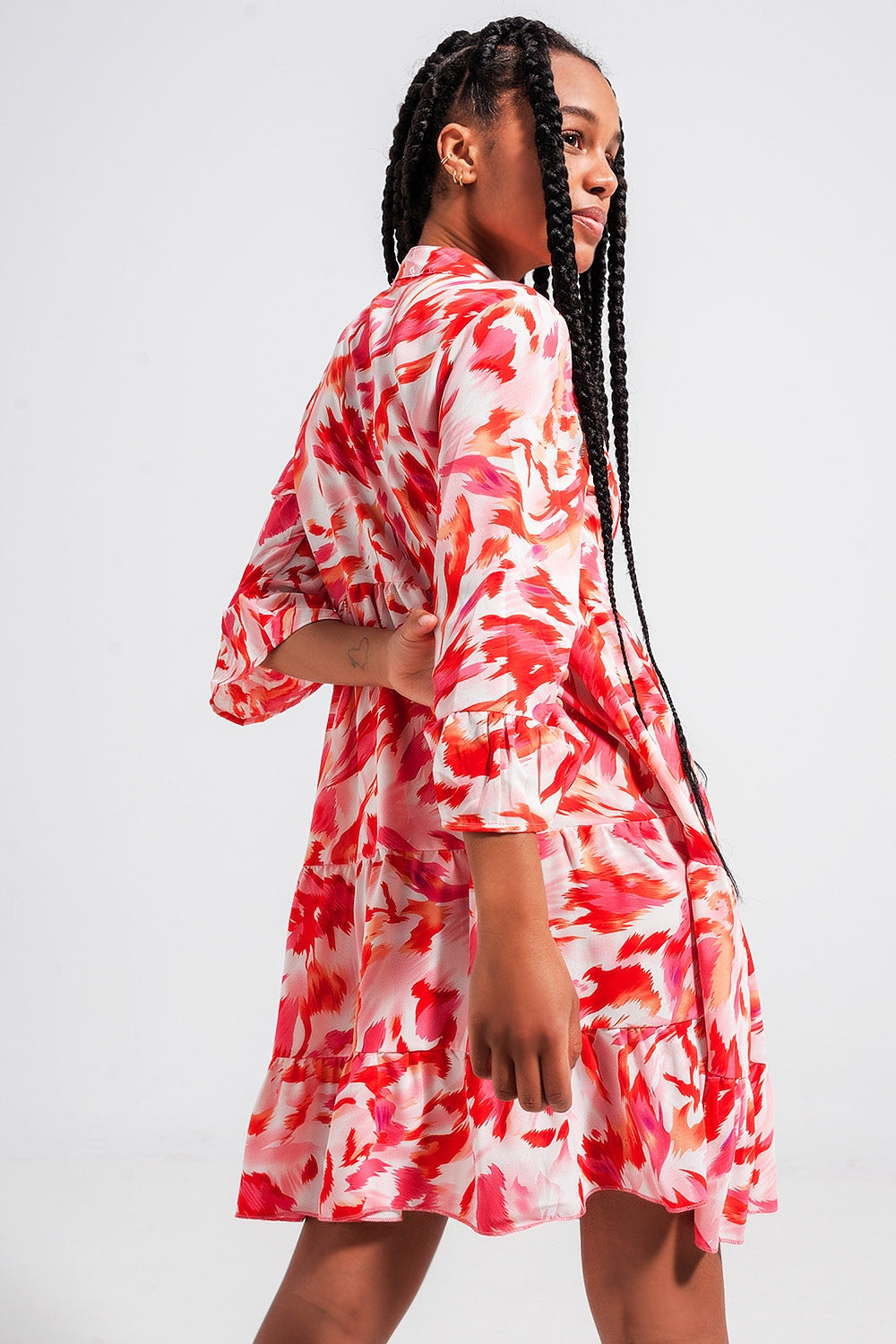 Mini vestido escalonado em fúcsia