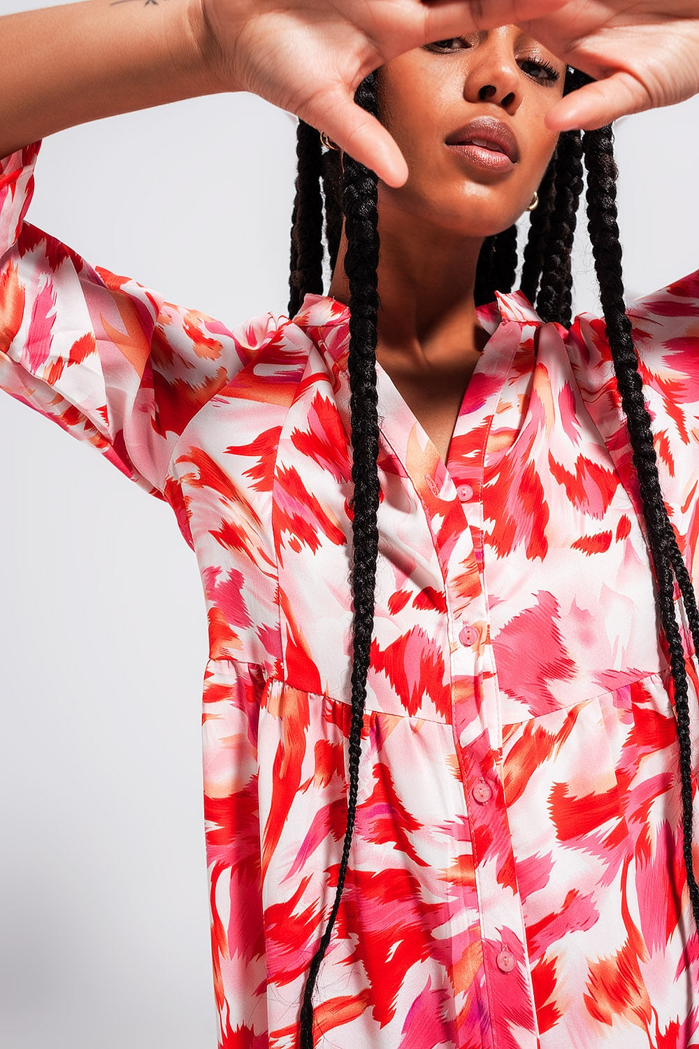 Mini vestido escalonado em fúcsia