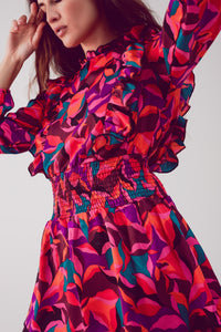 Mini vestido multicamadas em fucshia com rufos e padrão floral