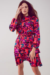 Mini vestido multicamadas em fucshia com rufos e padrão floral