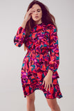 Mini vestido multicamadas em fucshia com rufos e padrão floral