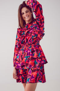 Mini vestido multicamadas em fucshia com rufos e padrão floral