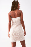 Mini vestido sem mangas de plumas em creme