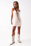 Mini vestido sem mangas de plumas em creme