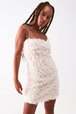 Mini vestido sem mangas de plumas em creme