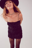 Mini vestido sem mangas de plumas em preto