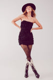 Q2 Mini vestido sem mangas de plumas em preto
