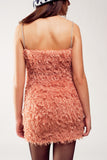 Mini vestido sem mangas de plumas em rosa