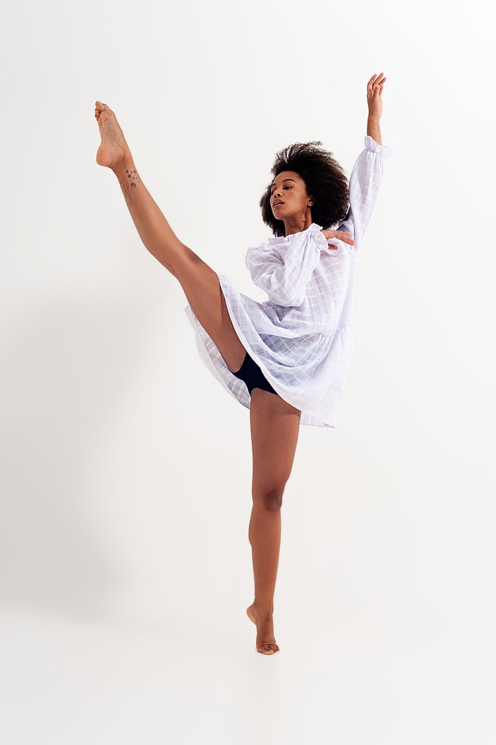 Q2 Mini vestido volumoso com rufos em branco