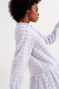 Mini vestido volumoso com rufos em branco