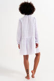 Mini vestido volumoso com rufos em branco