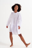 Mini vestido volumoso com rufos em branco