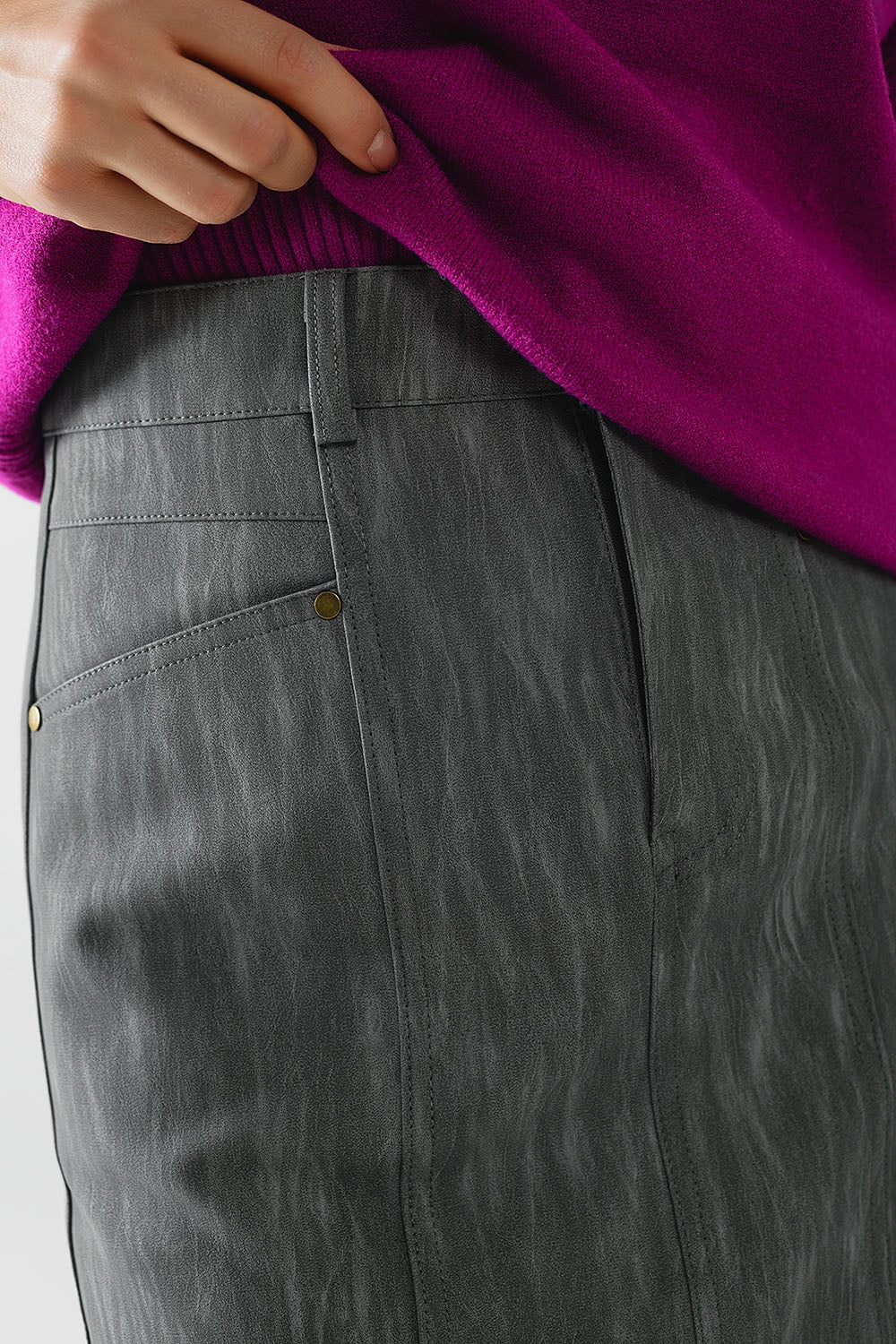 Minissaia direita em couro sintético cinzenta com bolsos