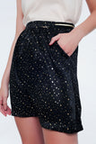 Q2 Minissaia preta com dobras e polka dot impressão