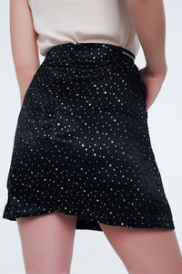 Minissaia preta com dobras e polka dot impressão