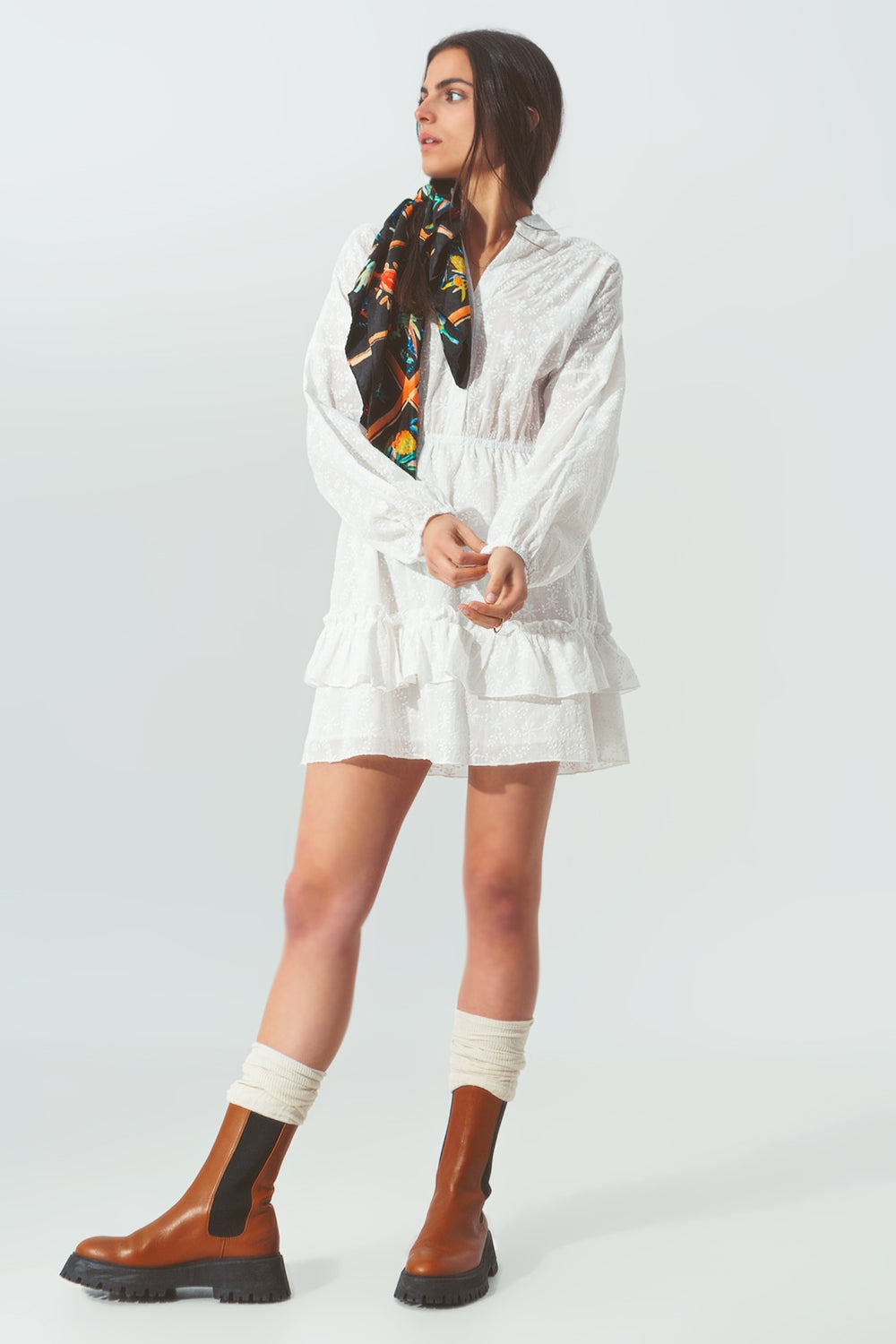 Q2 Minivestido bordado com folhos brancos