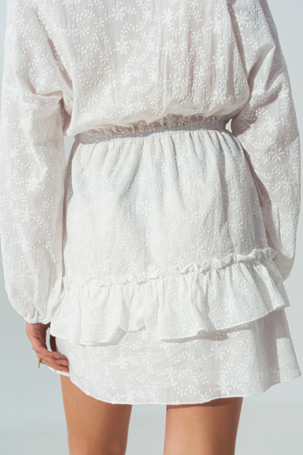 Minivestido bordado com folhos brancos