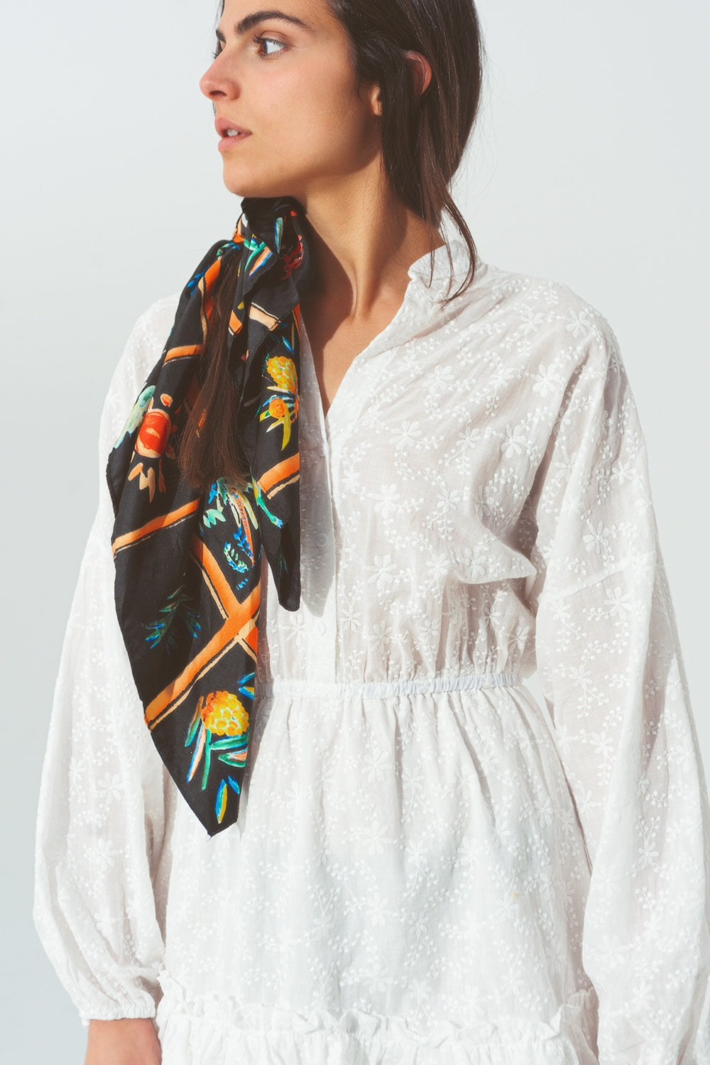 Minivestido bordado com folhos brancos