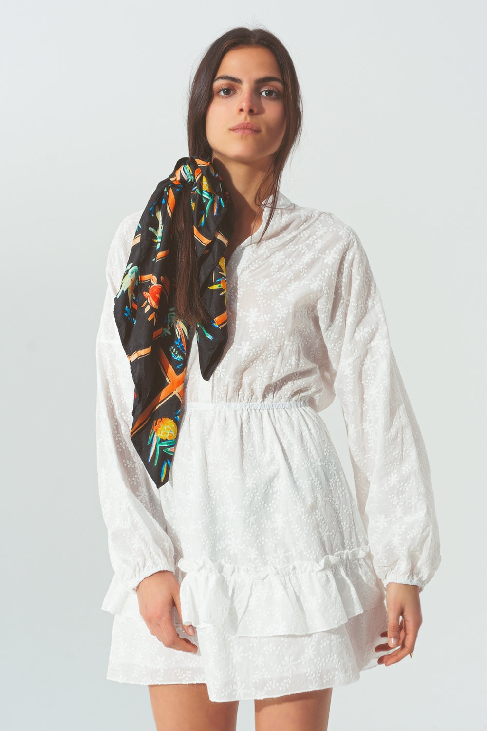 Minivestido bordado com folhos brancos