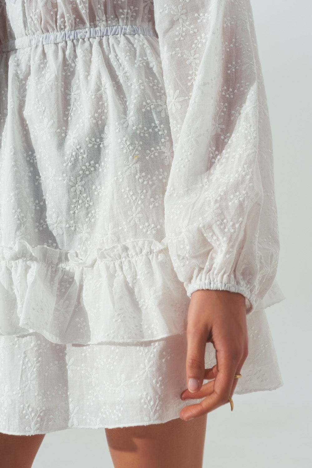 Minivestido bordado com folhos brancos