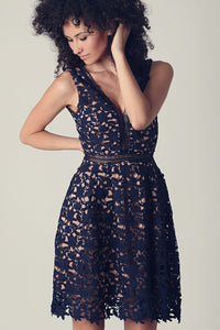 Q2 Vestido mini com renda azul