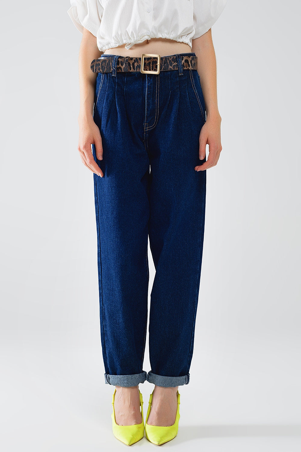 Q2 Mom jeans azul cru com detalhe de dardo