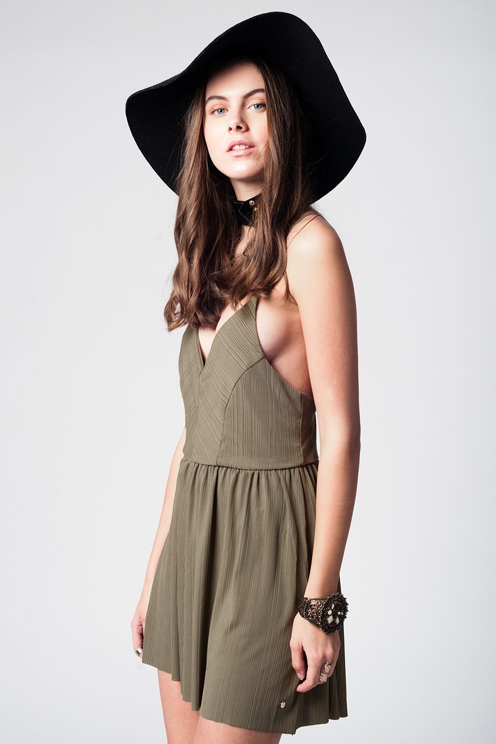 Q2 Mono curto caqui com cruz na parte de trás