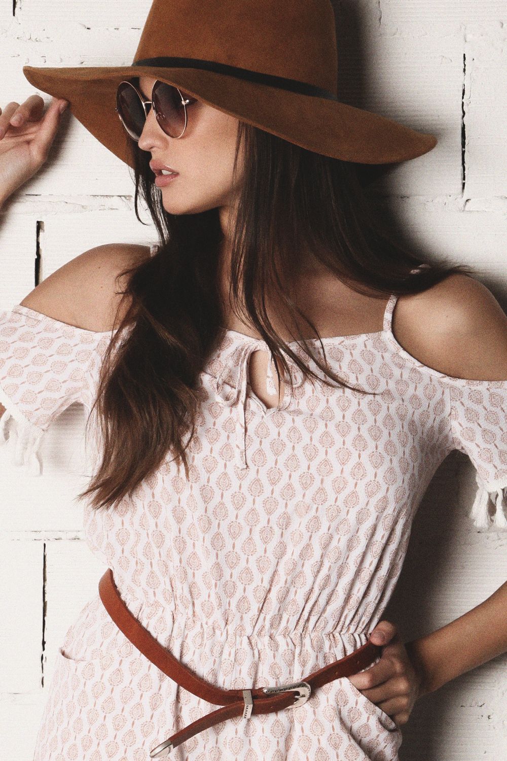 Mono impressão branco curto com os ombros nus