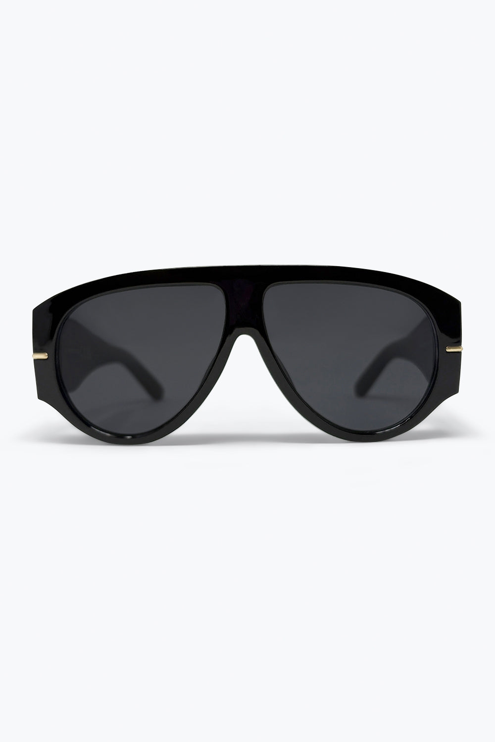 Q2 Óculos de Sol Aviador com Armação Preta Oversized e Acabamento Dourado