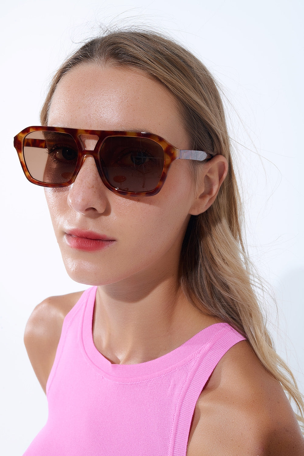 Q2 Óculos de sol de estilo retro com armação em concha de tartaruga camel e lentes pretas