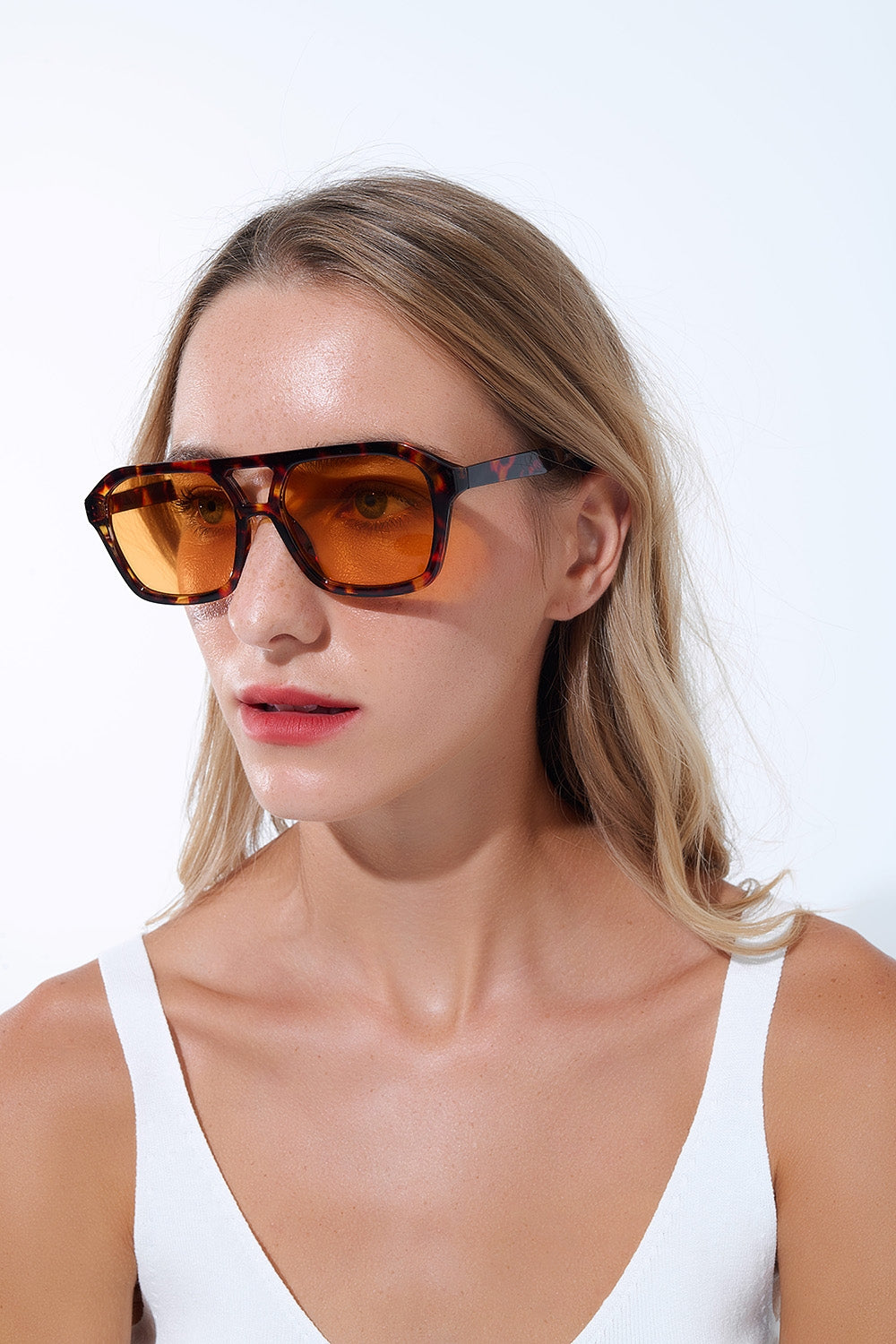 Q2 Óculos de sol de estilo retro com armação em concha de tartaruga castanha e lentes cor de laranja