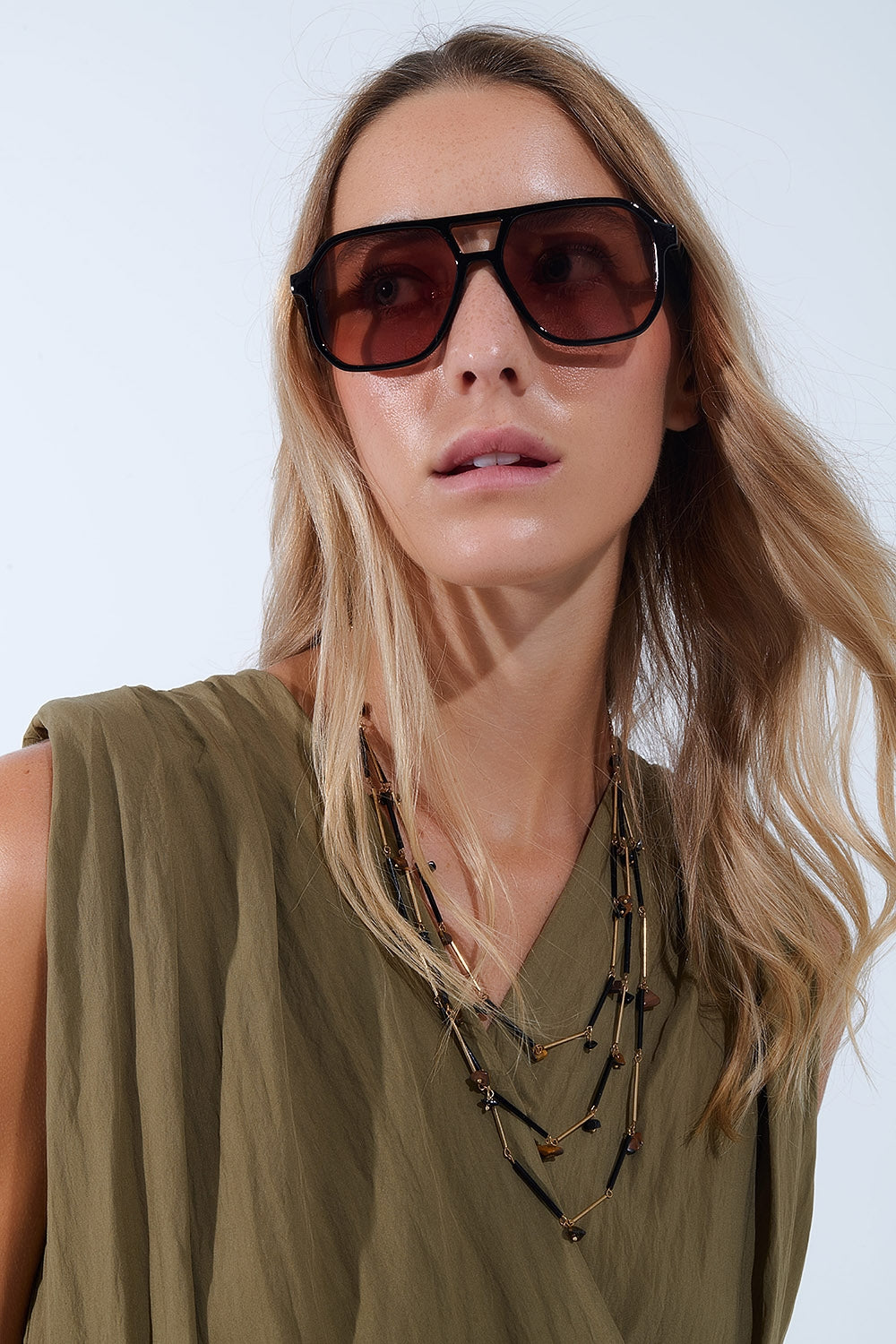 Q2 Óculos de sol de estilo retro com armação preta e lentes cor de laranja