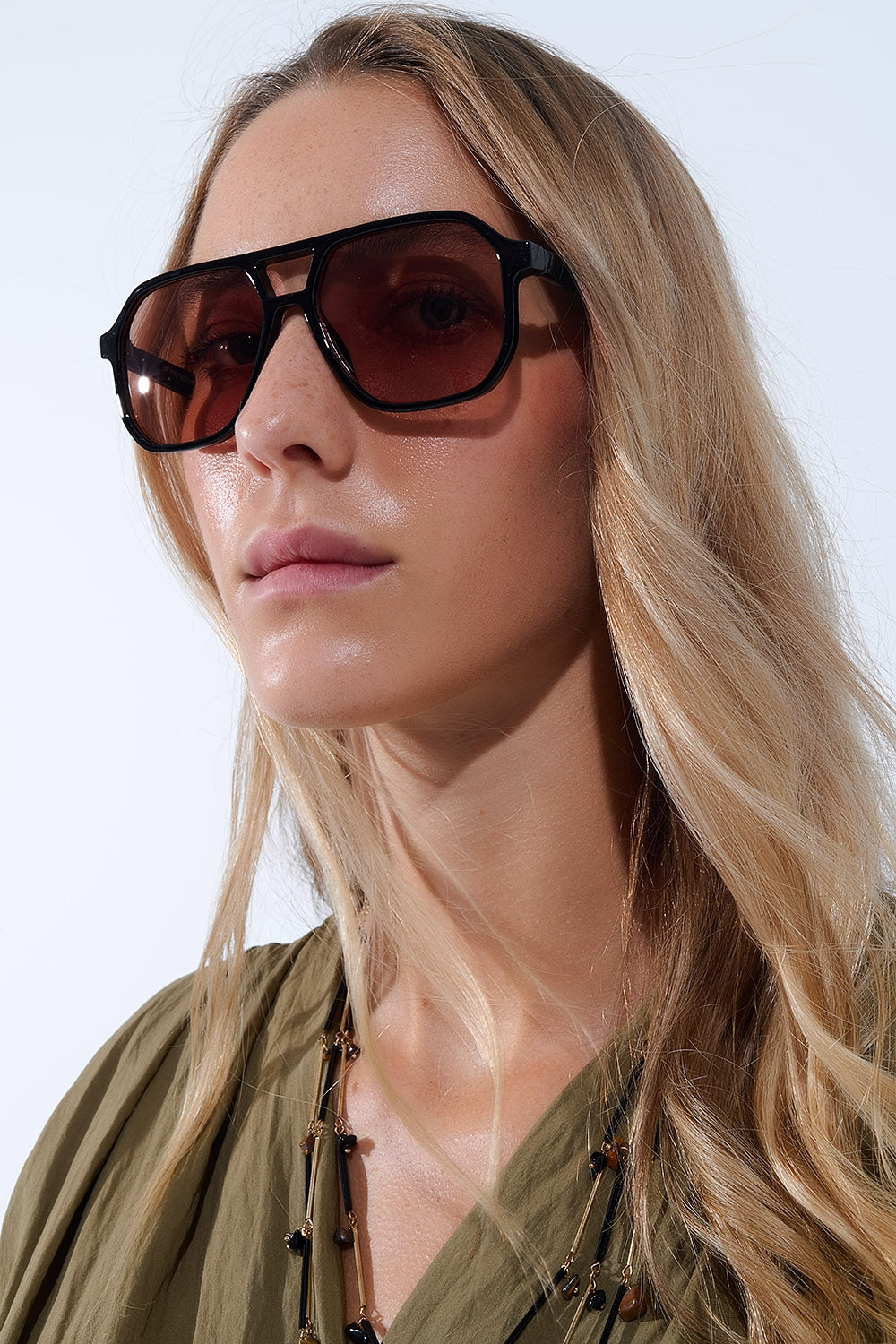 Óculos de sol de estilo retro com armação preta e lentes cor de laranja