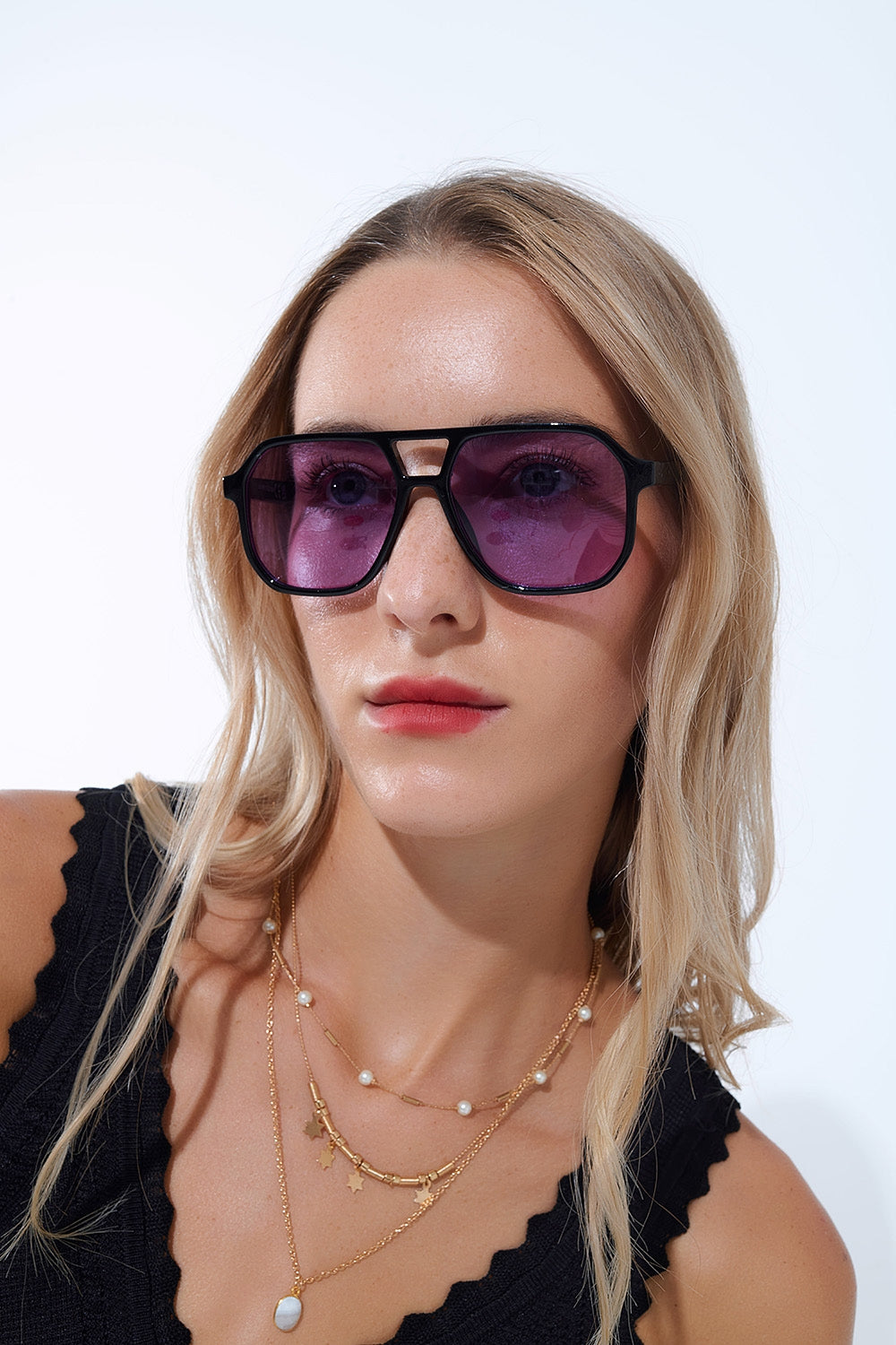 Q2 Óculos de sol de estilo retro com armação preta e lentes roxas