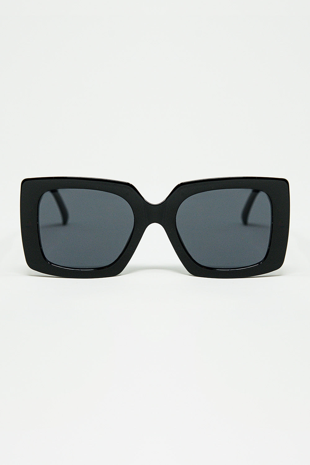 Q2 óculos de sol de silhueta vintage com um subtil olho de gato angular em preto