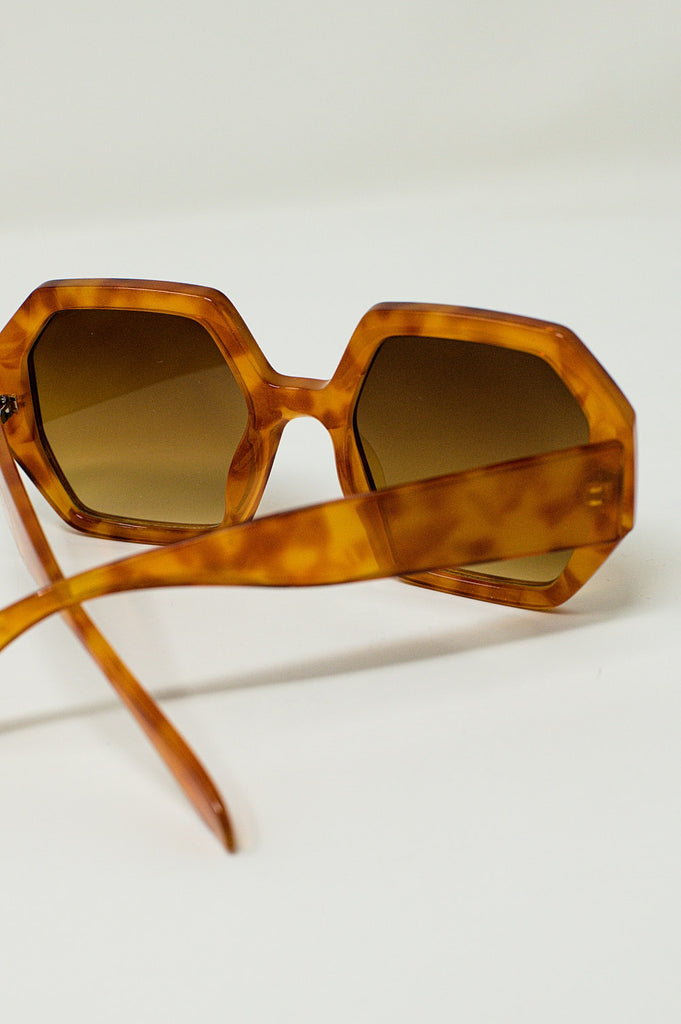Óculos de sol hexagonais e oversized em tartaruga vintage